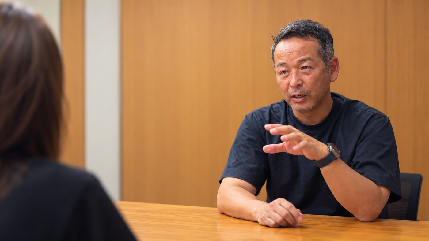 取材に応じる高知高等学校野球部の監督